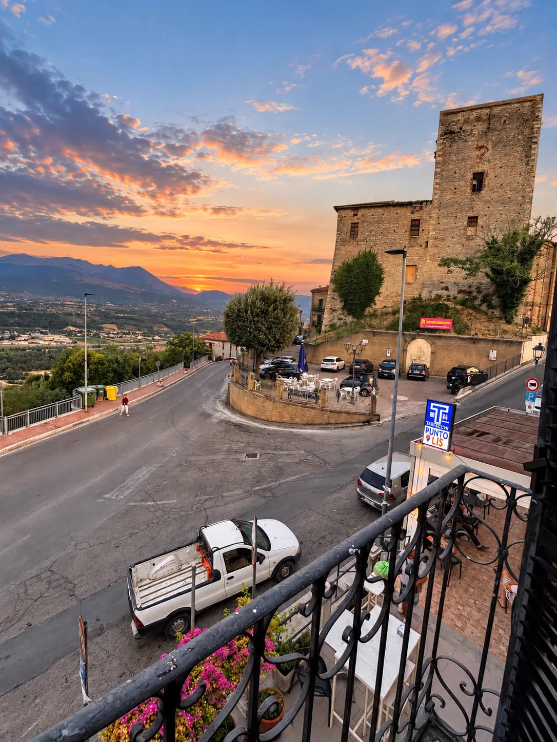 Tramonto sulla torre e sulla Maiella visti dal balcone di TorreViva